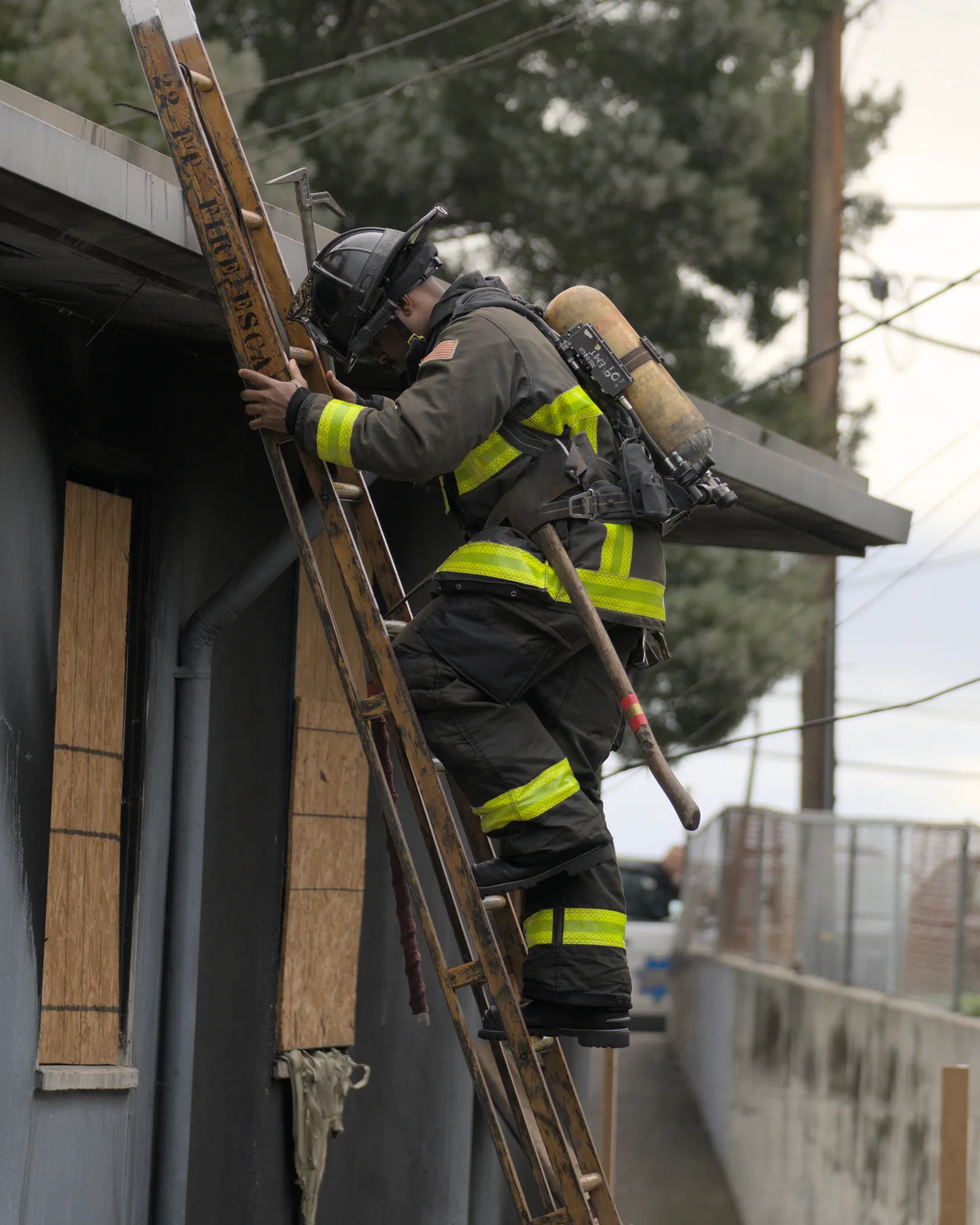 Dec 29th, 2024: A San Francisco fire fighter climbs down a ladder after putting out a fire.